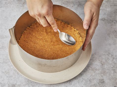Schritt-für-Schritt-Fotostrecke: Keksboden andrücken, Bananenhälften auflegen