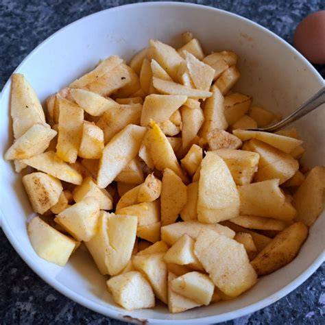 Schritt-für-Schritt-Grafik: Vom Apfel schnippeln bis zur goldenen Backkruste