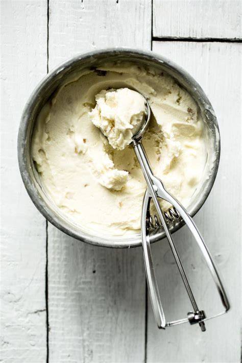 Schritt-für-Schritt-Herstellung von Eiscreme mit weißer Schokolade