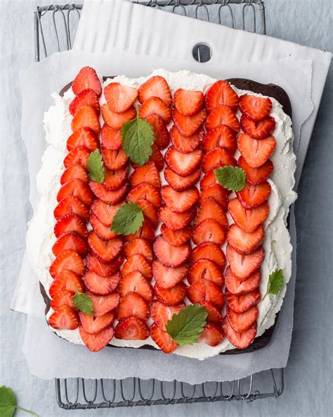 Schritt-für-Schritt-Infografik: Biskuit backen, Creme rühren, Erdbeeren belegen