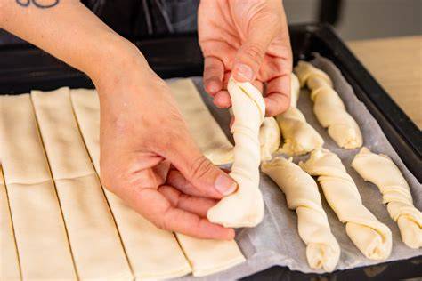 Schritt-für-Schritt-Infografik: Blätterteigstangen mit Marzipan füllen, formen, backen