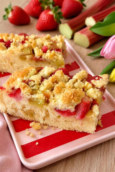 Schritt-für-Schritt-Infografik: Boden, Quarkmasse, Erdbeeren, Streusel