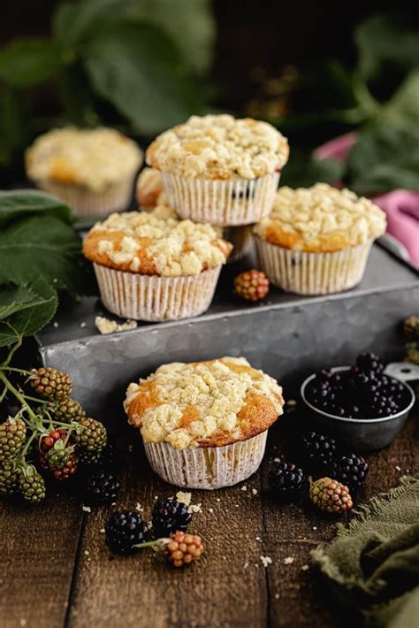 Schritt-für-Schritt-Infografik: Brombeer-Muffins mit Streuseln - Teig, Beeren, Streusel, Backzeit