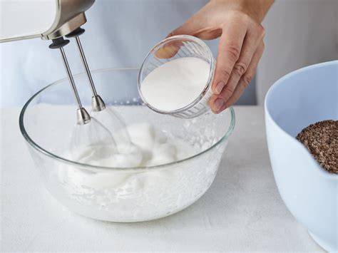 Schritt-für-Schritt-Infografik: Eischnee schlagen, Zucker einrieseln, Spitzen-Test