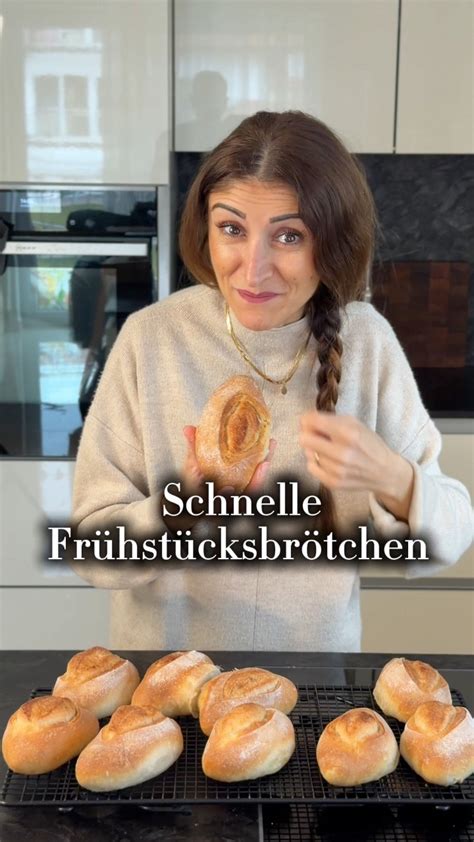 Schritt-für-Schritt-Infografik: Käse-Speckkuchen von Teig bis Goldbraun