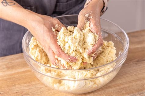 Schritt-für-Schritt-Infografik: Kneten, Gehen, Pudding kochen, Streusel kühlen, Belegen, Backen