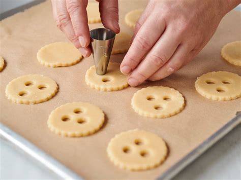 Schritt-für-Schritt-Infografik: Linzer Augen ausstechen, backen, füllen