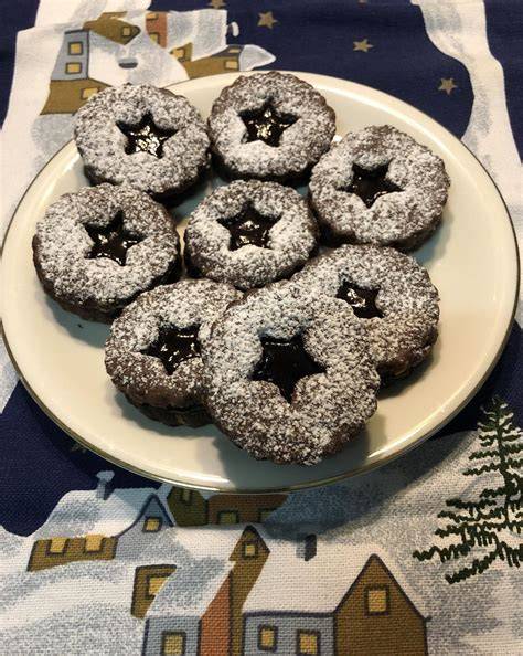 Schritt-für-Schritt-Infografik: Linzer Plätzchen mit Kakao - Teig, Ausstechen, Füllen