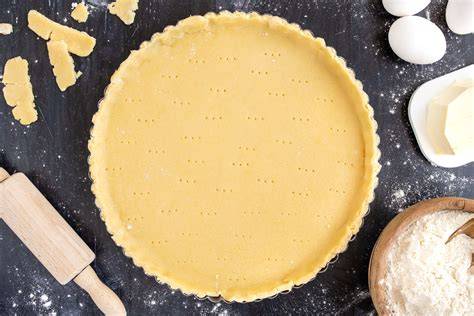 Schritt-für-Schritt-Infografik: Mürbeteig, Quarkmasse, Himbeeren, Backen
