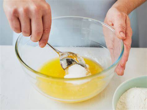 Schritt-für-Schritt-Infografik: Mischen, Unterheben, Portionieren, Streuseln, Backen
