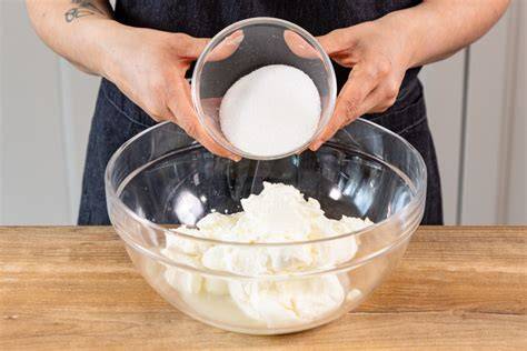 Schritt-für-Schritt-Infografik: No-Bake-Joghurtkuchen ohne Gelatine (Boden, Creme, Kühlen, Dekor)