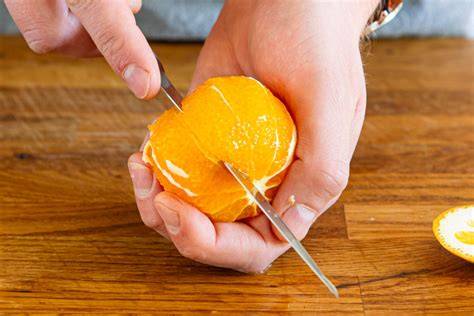 Schritt-für-Schritt-Infografik: Orangen filetieren, Marzipan würfeln, Kochen und Abfüllen