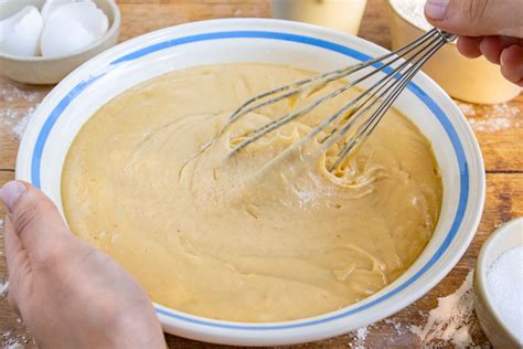 Schritt-für-Schritt-Infografik: Vom Rührteig zur fertigen Lindor Torte