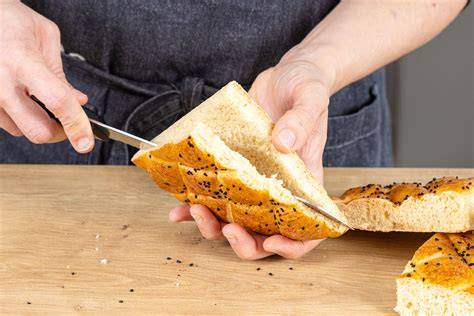 Schritt-für-Schritt-Infografik: Zimtschneckenrolle füllen, festdrehen, kühlen, schneiden