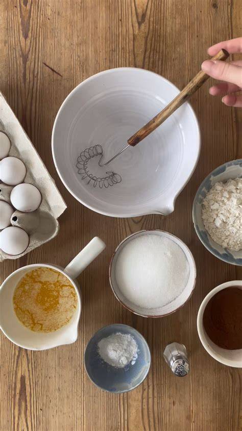 Schritt-für-Schritt-Infografik: Zubereitung eines Schokoböden aus Kekskrümeln und Butter