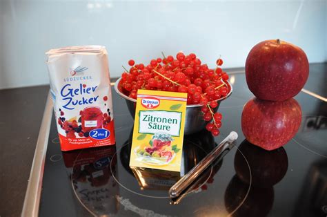 Schritt-für-Schritt-Schema: Apfel-Goji-Gelee mit Mulltuch abtropfen