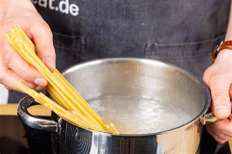 Schritt-für-Schritt-Schema: Pasta kochen, Sauce rühren, Trüffel hobeln, anrichten