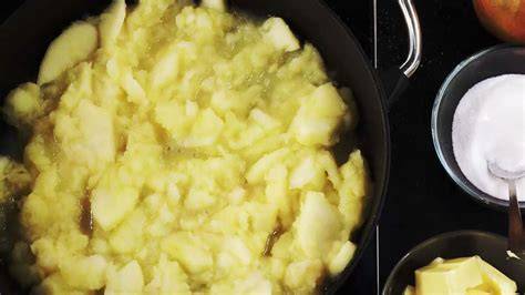 Schritt-für-Schritt-Schema: Teig kühlen, Äpfel dünsten, Füllen, Decke auflegen, Backen, Guss