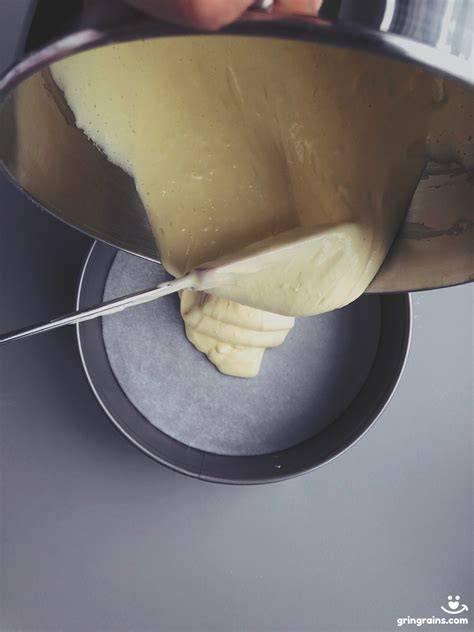 Schritt-für-Schritt-Skizze: Biskuitboden schlagen, sieben, unterheben, backen