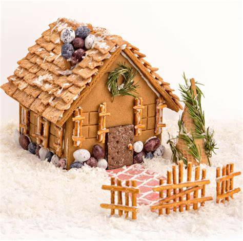 Schritt-für-Schritt-Skizze: Lebkuchenhaus zuschneiden, kleben, dekorieren