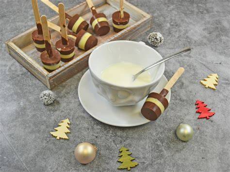 Schritt-für-Schritt-Skizze: Trinkschokolade am Stiel in heißer Milch