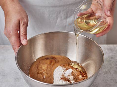 Schritt-für-Schritt-Zubereitung Sandkuchen ohne Zucker mit Rührschüssel und Zutaten
