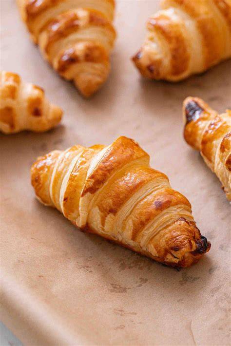 Schritt-für-Schritt-Zubereitung von Mini-Croissants aus Blätterteig