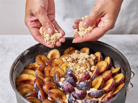 Schritt-foto-Collage: Teig in Springform, Mohnmasse kochen, Vorbacken, Streusel aufstreuen