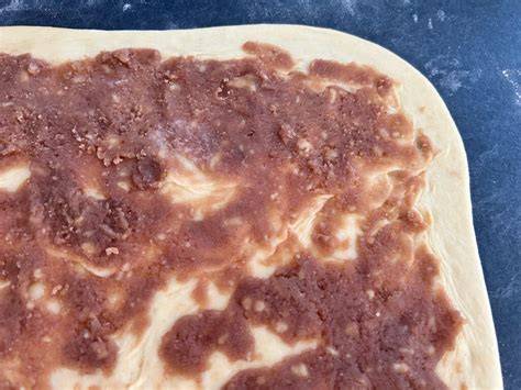 Schrittbild: Marzipan ausrollen, Rille eindrücken, Füllung einbringen, Stücke schneiden
