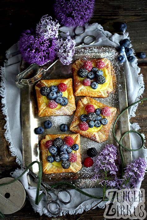 Schrittbilder: Blätterteig in Quadrate schneiden, Ecken einschlagen, Pudding und Beeren