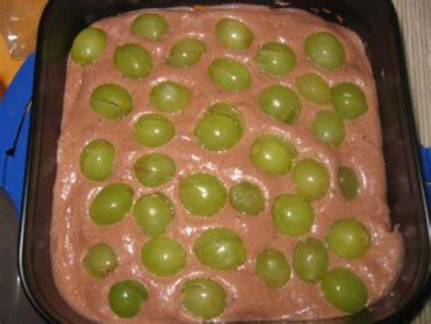 Schrittbilder: Eischnee schlagen, Pudding kochen, Trauben halbieren, Torte glasieren