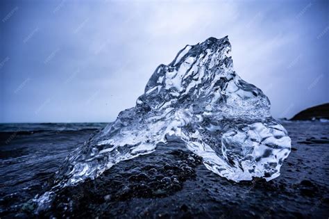 Schrittbilder: Isomalt schmelzen, ausgießen, zerbrechen zu Eisbergen