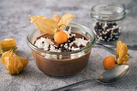 Schrittbilder: Pfirsiche abtropfen, Pudding kochen, Streusel reiben, Schichten