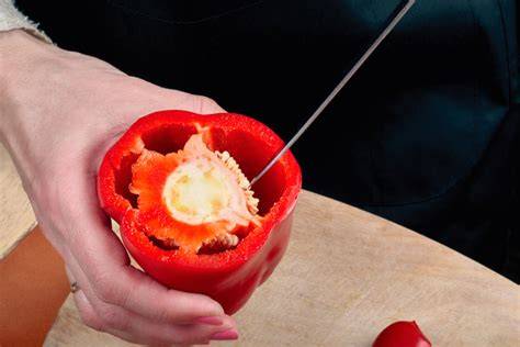 Schrittcollage: Paprika rösten, häuten, pürieren und mit Erdbeeren einkochen