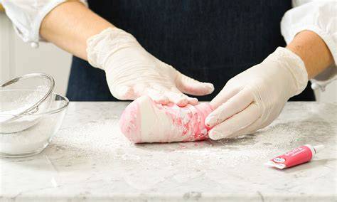 Schritte: Fondant einfärben, ausrollen, zuschneiden