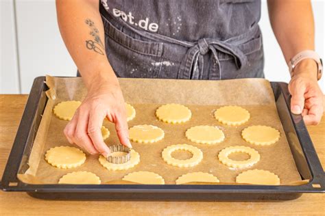 Schritte: Teig ausrollen, Kreise und Herzen ausstechen, Loch ausstechen, Plätzchen aufs Blech legen
