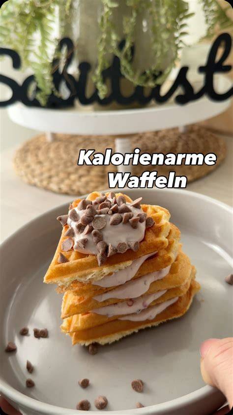 Schritte: Teigzubereitung, Garen im Waffeleisen, fertige Waffel mit Topping
