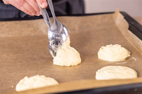 Schritte: Zutaten verrühren und Teig aufs Backblech geben