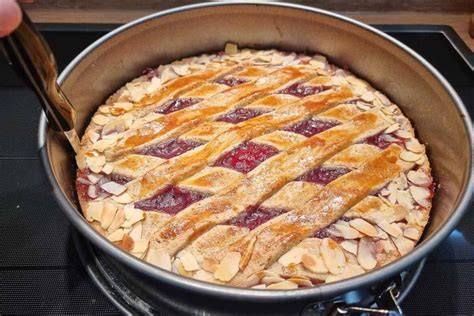 Schritte der Linzer Torte Zubereitung: Gitterstreifen und Teigboden