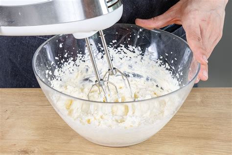 Schritte für die Herstellung von Ricottacreme: Ricotta abtropfen, Sahne schlagen, Creme mischen