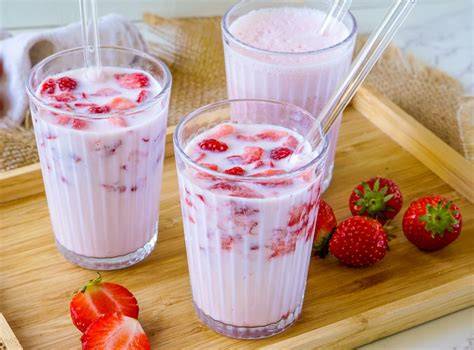 Schritte zur Zubereitung von hausgemachter Erdbeermilch