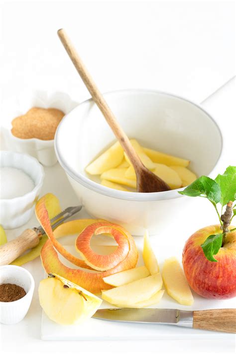 Schrittfolge: Äpfel würfeln, mit Zitronensaft mischen, Saft eindicken, Füllung unterheben