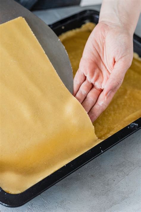 Schrittfolge: Apfelmus kochen, Mürbeteig ausrollen, Kuchen deckeln, Zuckerguss