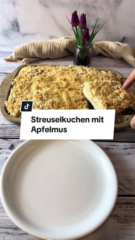 Schrittfolge: Apfelmus kochen, eindicken, auf Teig streichen, Streusel toppen