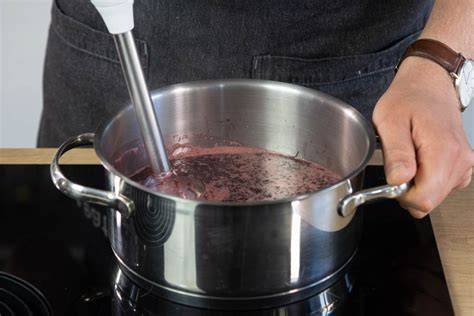 Schrittfolge: Beeren waschen, pürieren, kochen, Gelierprobe, Gläser kopfstellen