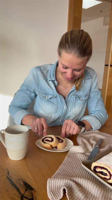 Schrittfolge: Biskuit backen, einrollen, füllen, glasieren