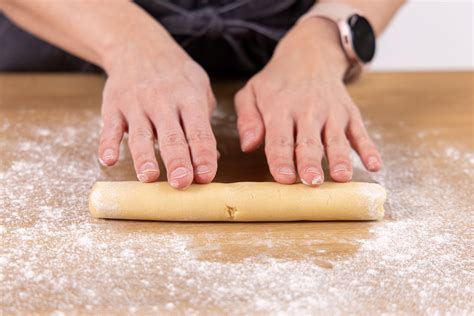 Schrittfolge: Biskuitplatte stürzen, füllen, zur Rolle formen