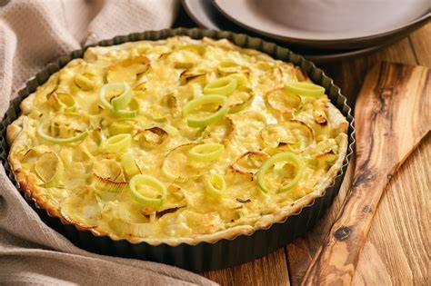 Schrittfolge: Blätterteig auslegen, Lauch andünsten, Eierguss anrühren, Quiche backen