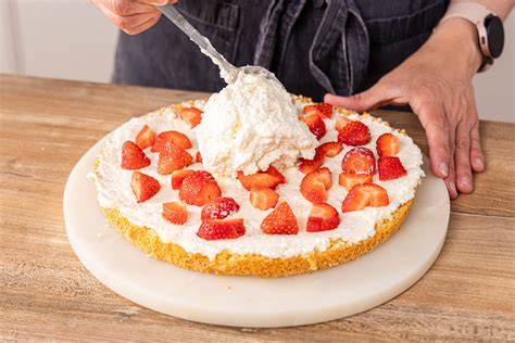 Schrittfolge: Erdbeeren vorbereiten, Ricotta-Creme, Torte dekorieren