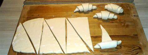 Schrittfolge: Fertig-Croissant-Teig belegen, rollen, backen, schokolieren